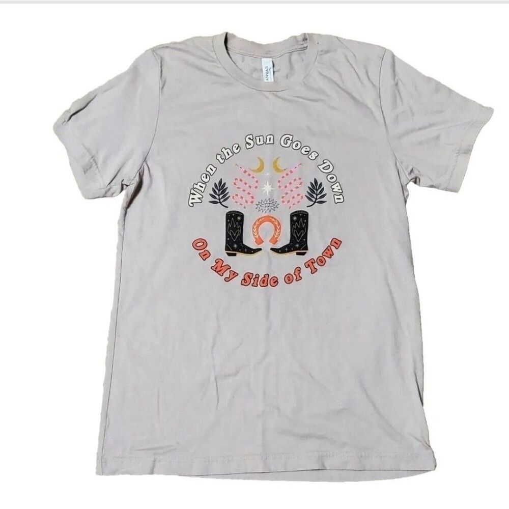 Charlie Southern Womens Sz Medium T-Shirt When The Sun Goes Down